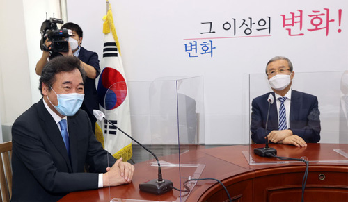 ▲ 이낙연 더불어민주당 신임 당대표(왼쪽)가 1일 오전 서울 여의도 국회에서 미래통합당 당대표실을 찾아 김종인 비상대책위원장과 대화하며 미소짓고 있다.<사진제공=뉴시스>