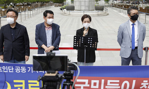 ▲ 8.15비대위 관계자 및 사랑제일교회 변호인단이 1일 서울 광화문광장에서 공동기자회견을 하고 있다. <사진제공=뉴시스>