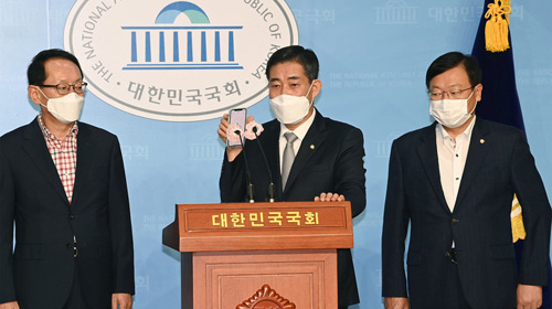 ▲ 신원식 미래통합당 의원이 2일 오전 서울 여의도 국회 소통관에서 열린 기자회견에서 추미애 법무부 장관 아들 병역 시절 병가 및 연가 사용과 관련한 녹취록을 공개하고 있다.<사진제공=뉴시스>