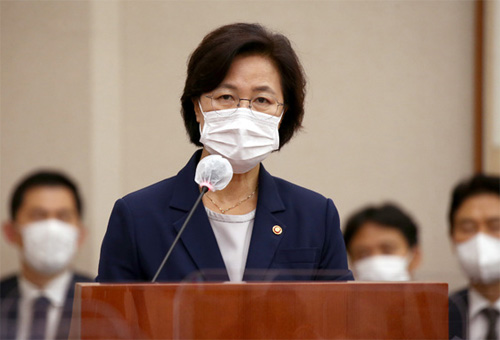 ▲ 추미애 법무부 장관이 지난 1일 국회에서 열린 법제사법위원회에서 업무보고를 하고 있다. <사진제공=뉴시스>