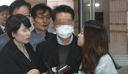 ▲ 후배검사를 성추행한 혐의를 받고 있는 전직 검사 A씨가 지난 2018년 3월30일 오전 서울 서초구 서울중앙지방법원에서 열린 구속 전 피의자심문에 출석하고 있는 모습. <사진제공=뉴시스>