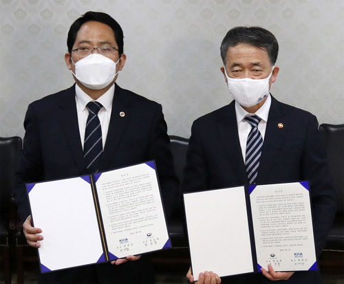 ▲ 박능후(오른쪽) 보건복지부 장관과 최대집 대한의사협회장이 4일 오후 서울 종로구 정부서울청사에서 열린 의·정 협의체 구성 합의서 체결식서 서명을 마친 뒤 기념촬영을 하고 있다.<사진제공=뉴시스>