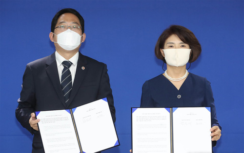 ▲ 한정애(오른쪽) 더불어민주당 정책위의장과 최대집 대한의사협회장이 4일 오전 서울 여의도 민주당사에서 정책협약 이행 합의서에 사인 후 포즈를 취하고 있다. <사진제공=뉴시스>