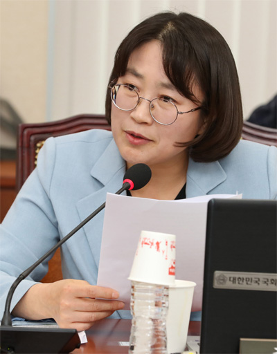 ▲ 지난해 10월 15일 당시 추혜선 정의당 의원이 서울 여의도 국회 정무위원회에서 열린 한국자산관리공사 한국주택금융공사 신용보증기금 한국예탁결제원 국정감사에서 여성임원 수에 대해 질의를 하고 있는 모습.<사진제공=뉴시스>