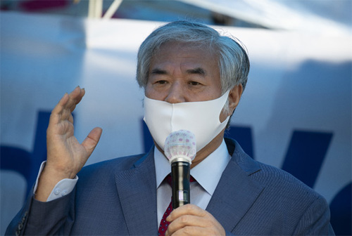 ▲ 코로나19 확진으로 입원 치료를 받은 전광훈 사랑제일교회 목사가 지난 2일 오전 퇴원해 서울 성북구 사랑제일교회 앞에서 입장 발표 기자회견을 하고 있다. <사진제공=뉴시스>