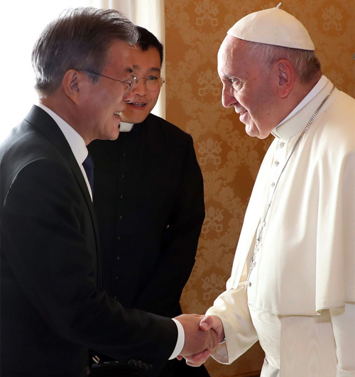 ▲ 문재인 대통령이 2018년 10월18일 로마 바티칸 교황궁에서 프란치스코 교황을 예방해 인사하고 있는 모습.<사진제공=뉴시스>