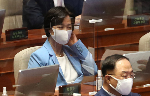 ▲ 추미애 법무부 장관이 8일 오후 서울 여의도 국회에서 열린 본회의에 참석해 있다. <사진제공=뉴시스>