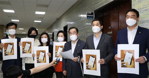 ▲ 국민의힘 과학기술정보방송통신위원회 위원들이 8일 오후 서울 여의도 국회 과방위 회의실 앞에서 윤영찬 더불어민주당 의원 문자 관련 성명서를 발표하고있다. <사진제공=뉴시스>