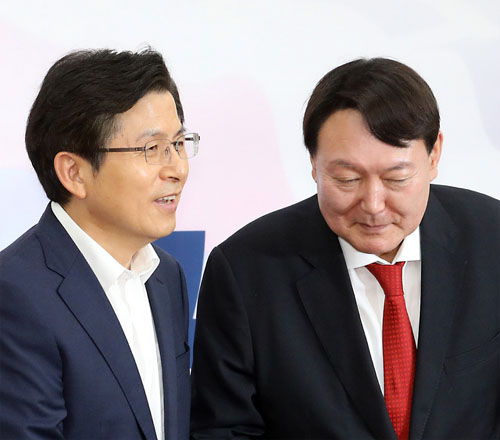 ▲ 지난해 8월 8일 당시 자유한국당(현 국민의힘) 황교안 대표가 서울 여의도 국회에서 윤석열 검찰총장을 접견하고 악수를 하고 있는 모습. <사진제공=뉴시스>