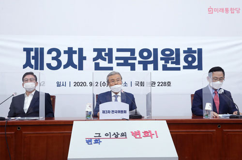 ▲ 미래통합당 김종인 비상대책위원장이 2일 오전 서울 여의도 국회에서 열린 전국위원회에서 모두발언을 하고 있다. 왼쪽부터 정우택 전국위원회 의장, 김 비대위원장, 주호영 원내대표. <사진제공=뉴시스>