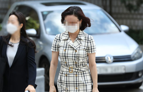 ▲ 조국 전 법무부 장관의 배우자 정경심 동양대학교 교수가 8일 서울 서초구 서울중앙지방법원에서 열린 사모펀드 및 자녀 입시비리 등 혐의 관련 공판에 참석하기 위해 법정으로 향하고 있다.<사진제공=뉴시스>