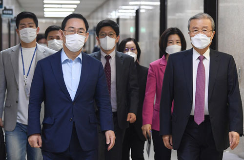 ▲ 김종인 국민의힘 비상대책위원장(오른쪽)과 주호영 원내대표를 비롯한 비대위원들이 10일 오전 서울 여의도 국회에서 열린 비상대책위원회의에 참석하고 있다. <사진제공=뉴시스>