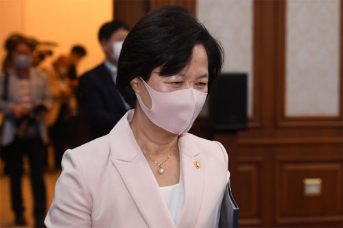 ▲ 추미애 법무부 장관이 10일 서울 종로구 정부서울청사에서 열린 임시 국무회의에 참석하고 있다. <사진제공=뉴시스>