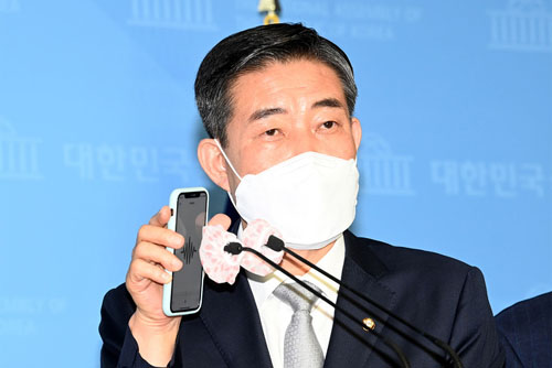 ▲ 신원식 국민의힘 의원이 지난 2일 오전 서울 여의도 국회 소통관에서 열린 기자회견에서 추미애 법무부 장관 아들 병역 시절 병가 및 연가 사용과 관련한 녹취록을 공개하고 있는 모습. <사진제공=뉴시스>