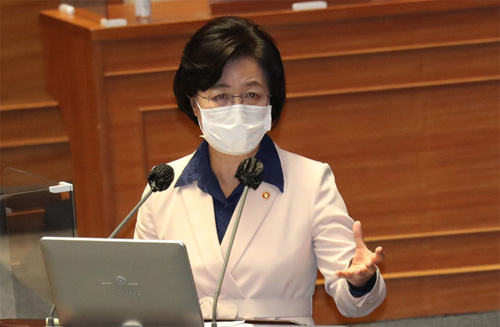 ▲ 추미애 법무부 장관이 14일 오후 서울 여의도 국회 본회의장에서 열린 정치분야 대정부 질문에 답하고 있다.<사진제공=뉴시스>