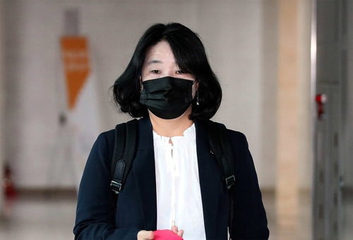 ▲ 정의기억연대 관련 업무상 횡령 등 혐의로 기소된 윤미향 더불어민주당 의원이 15일 오전 서울 여의도 국회 내 의원실로 출근하고 있다.<사진제공=뉴시스>