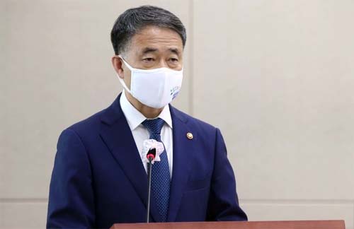 ▲ 박능후 보건복지부 장관이 17일 국회에서 열린 보건복지위원회 전체회의에 출석해 정부안을 설명하고 있다. <사진제공=공동취재사진, 뉴시스>