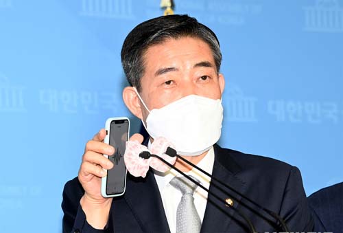 ▲ 신원식 국민의힘 의원이 지난 2일 오전 서울 여의도 국회 소통관에서 열린 기자회견에서 추미애 법무부 장관 아들 병역 시절 병가 및 연가 사용과 관련한 녹취록을 공개하고 있다.<사진제공=뉴시스>