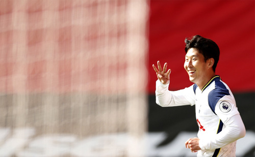 ▲ 토트넘 홋스퍼 손흥민이 20일(현지시간) 영국 사우샘프턴의 세인트 메리즈 스타디움에서 열린 2020-21시즌 잉글랜드 프리미어리그(EPL) 2라운드 사우샘프턴과의 경기 후반 네 번째 골을 넣고 기뻐하고 있다. 손흥민은 전반 추가시간 첫 번째 골에 이어 후반 2분과 19분, 28분에 각각 추가 골을 터트리는 활약을 펼치고 있다.<사진제공=뉴시스>