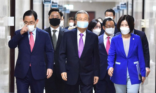 ▲ 국민의힘 김종인 비상대책위원장과 주호영 원내대표 등 지도부가 21일 오전 국회에서 열린 당 비상대책위원회의에 참석하고 있다. <사진제공=공동취재사진, 뉴시스>