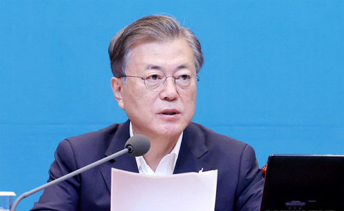 ▲ 문재인 대통령이 22일 오전 청와대 여민관에서 열린 영상 국무회의에 참석해 발언하고 있다. <사진제공=뉴시스>