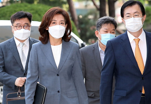 ▲ 국회 패스트트랙 충돌 사태로 재판에 넘겨진 옛 미래통합당 나경원 전 원내대표가 21일 오전 서울 양천구 남부지방법원에서 열린 공판에 출석하고 있다.<사진제공=뉴시스>