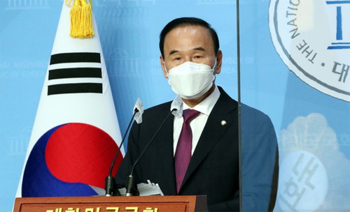 ▲ 박덕흠 국민의힘 의원이 23일 오후 국회 소통관에서 탈당 기자회견을 하고 있다. <사진제공=공동취재사진, 뉴시스>