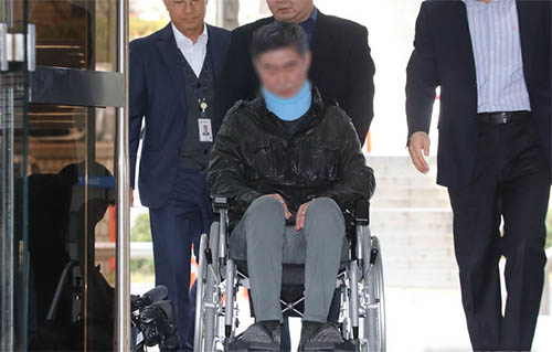 ▲ 조국 전 법무부장관 동생 조모가 지난해 10월 31일 오전 서울 서초구 서울중앙지방법원으로 출석해 영장실질심사를 받기 법정으로 이동하고 있는 모습. <사진제공=뉴시스>