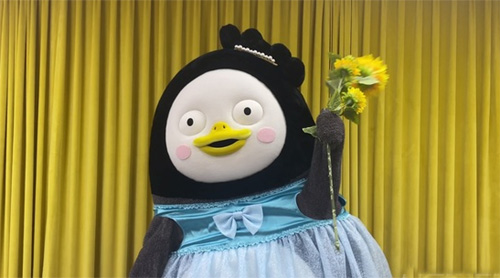 ▲ 10일 열린 제47회 한국방송대상에서 예능인상을 받은 펭수 <사진=한국방송협회 제공, 뉴시스>