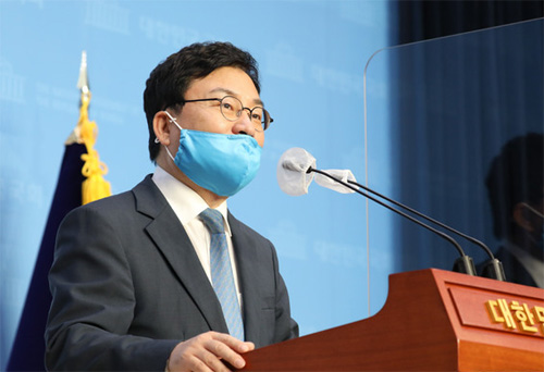 ▲ 이스타항공 임직원 대량해고 사태 책임자로 지목돼 당 윤리감찰단 조사를 받던 이상직 더불어민주당 의원이 24일 오후 국회 소통관에서 탈당 기자회견을 하고 있다. <사진=공동취재사진, 뉴시스>