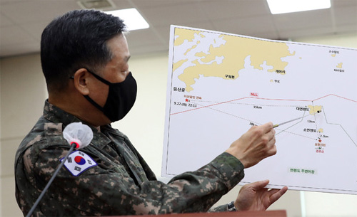 ▲ 안영호 합동참모본부 작전본부장이 24일 오후 서울 여의도 국회에서 열린 국방위 전체회의에서 연평도 인근 실종 공무원 북한 피격 사건 관련 보고를 하고 있다. <사진=공동취재사진, 뉴시스>