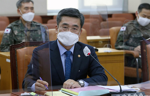 ▲ 서욱 국방부 장관이 24일 오후 서울 여의도 국회에서 연평도 인근 실종 공무원 북한 피격 사건 관련 긴급현안보고를 위해 열린 국방위 전체회의에 출석해 의원들 질의에 답하고 있다. <사진제공=공동취재사진, 뉴시스>