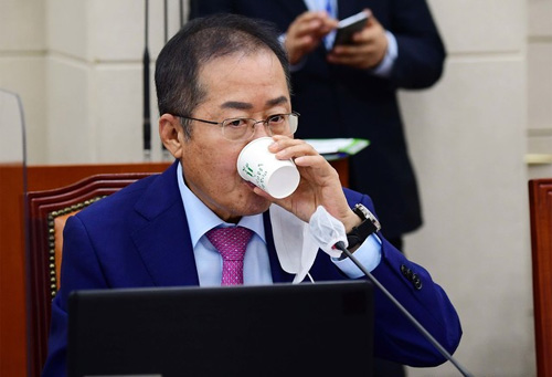 ▲ 홍준표 무소속 의원이 16일 국회 국방위원회 전체회의에서 열린 서욱 국방부 장관 후보자 인사청문회에서 물을 마시고 있다. <사진제공=공동취재사진, 뉴시스>