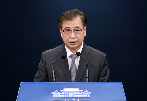 ▲ 서훈 국가안보실장이 25일 청와대 춘추관 대브리핑 룸에서 남북한 현안관련 브리핑을 하고 있다. <사진제공=뉴시스>