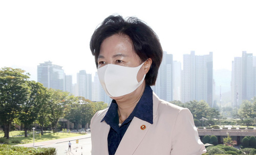 ▲ 추미애 법무부 장관이 28일 오전 경기 과천 법무부 청사로 출근하고 있다. <사진제공=뉴시스>