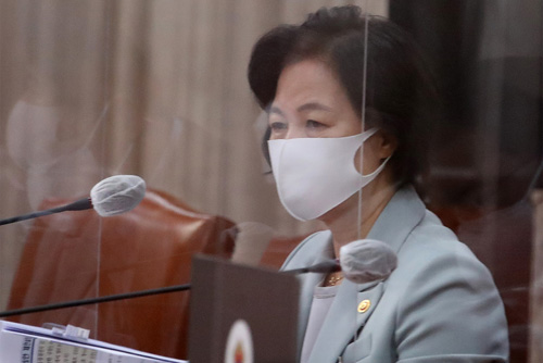 ▲ 추미애 법무부 장관이 29일 오전 서울 종로구 정부서울청사에서 세종-서울 화상으로 열린 국무회의에 참석해 자리하고 있다. <사진제공=뉴시스>