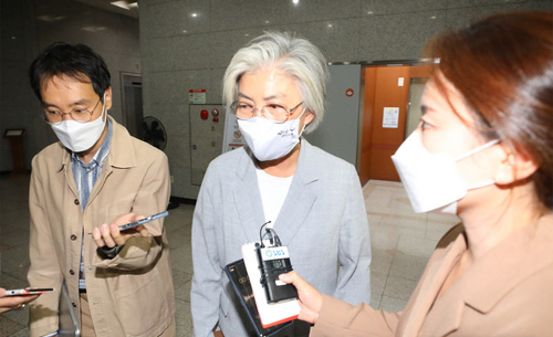 ▲ 배우자의 해외여행으로 구설수에 오른 강경화 외교부 장관이 4일 오후 서울 종로구 외교부청사를 나서며 취재진의 질문에 답하고 있다. <사진제공=뉴시스>