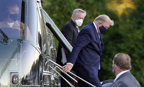 ▲ ]코로나19 확진 판정을 받은 도널드 트럼프 미국 대통령이 2일(현지시간) 미 메릴랜드주 베데스다의 월터 리드 군 병원 인근에 도착해 전용 헬기에서 내리고 있다.<사진제공=뉴시스>