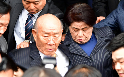 ▲ 지난해 3월 11일 고(故) 조비오 신부 사자명예훼손 혐의를 받고 있는 전두환씨가 광주 동구 광주지방법원에서 열린 재판에 출석한 뒤 법원을 빠져나가고 있는 모습. <사진제공=뉴시스>