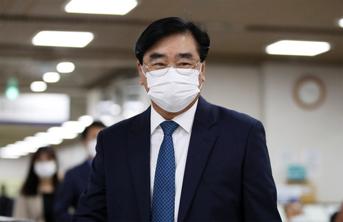 ▲ 신상철 전 서프라이즈 대표가 6일 오후 서울 서초구 서울고등법원에서 열린 '천안함 음모론' 관련 항소심 선고 공판에 출석하고 있다.<사진제공=뉴시스>