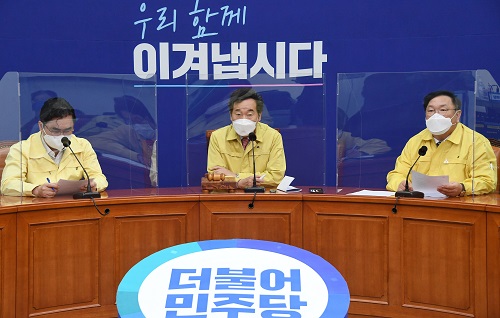 ▲ 김태년(오른쪽) 더불어민주당 원내대표가 7일 오전 서울 여의도 국회에서 열린 최고위원회의에서 발언하고 있다. 왼쪽부터 김종민 최고위원,이낙연 대표, 김태년 원내대표. <사진제공=뉴시스>