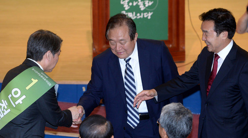 ▲ 2017년 8월 27일 오후 서울 여의도 국회 의원회관 대회의실에서 열린 국민의당 임시전국당원대표자대회에서 대표로 선출된 안철수 대표(왼쪽부터)가 정대철 상임고문, 손학규 상임고문이 인사를 나누고 있는 모습. <사진제공=뉴시스>