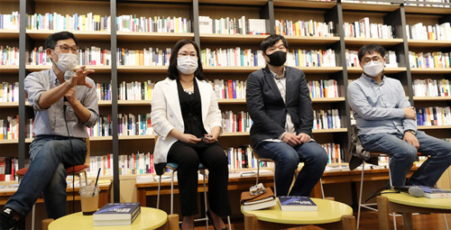 ▲ 진중권 전 동양대 교수가 지난달 25일 오후 서울 강남구 선릉로 최인아책방에서 열린 '한번도 경험해보지 못한 나라' 기자 간담회에서 책 소개를 하고 있다. 진중권(왼쪽부터) 전 동양대 교수, 권경애 변호사, 서민 단국대 교수, 김경률 회계사.<사진제공=뉴시스>