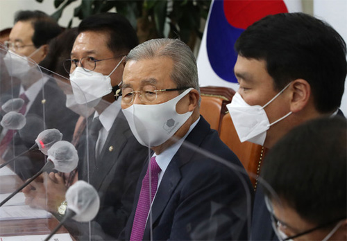 ▲ 김종인 국민의힘 비대위원장(가운데)이 14일 국회에서 열린 국민통합위원회 첫번쩨 회의에 참석해 발언하고 있다. <사진제공=공동취재사진, 뉴시스>