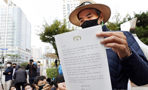 ▲ 북한 피격으로 사망한 공무원 A씨 형 이래진 씨가 14일 오후 인천시 연수구 해양경찰청 앞에서 기자회견을 갖고 문재인 대통령이 북한 군에 의해 사망한 해양수산부 공무원 이모(47)씨의 고교생 아들에게 보낸 답장을 보여주고 있다. <사진제공=뉴시스>