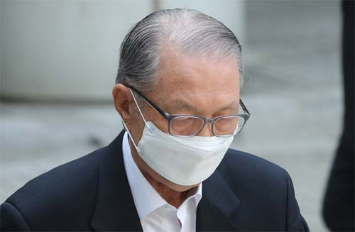 ▲ 박근혜 정부 시절 보수단체 지원을 요구하는 등 이른바 '화이트리스트'를 주도한 혐의를 받는 김기춘 전 대통령 비서실장이 지난 4월29일 서울 서초구 서울고등법원에서 열리는 파기환송심 1차 공판에 출석하고 있다.<사진제공=뉴시스>