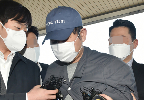 ▲ 라임자산운용 환매중단 사태의 핵심 인물인 김봉현 전 스타모빌리티 회장이 지난 4월 24일 오전 경기 수원시 경기남부지방경찰청으로 이송되고 있는 모습. <사진제공=뉴시스>