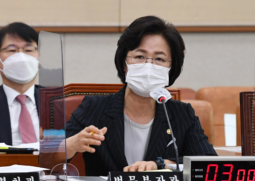 ▲ 추미애 법무부 장관이 12일 오전 서울 여의도 국회에서 열린 법제사법위원회의 법무부 등에 대한 국정감사에 출석해 의원 질의에 답변하고 있다. <사진제공=뉴시스>