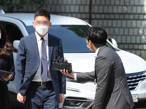▲ '검·언유착 의혹' 사건의 핵심 피의자로 꼽히는 이동재 전 채널A 기자가 구속 전 피의자심문(영장실질심사)을 받기 위해 지난 7월 17일 서울중앙지방법원으로 출석하고 있는 모습. <사진제공=뉴시스>