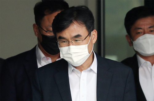 ▲ '라임 사태에 대한 입장'의 글을 통해 사의를 표명한 박순철 서울남부지방검찰청장이 22일 청사에서 점심식사 후 이동하고 있다. <사진제공=뉴시스>